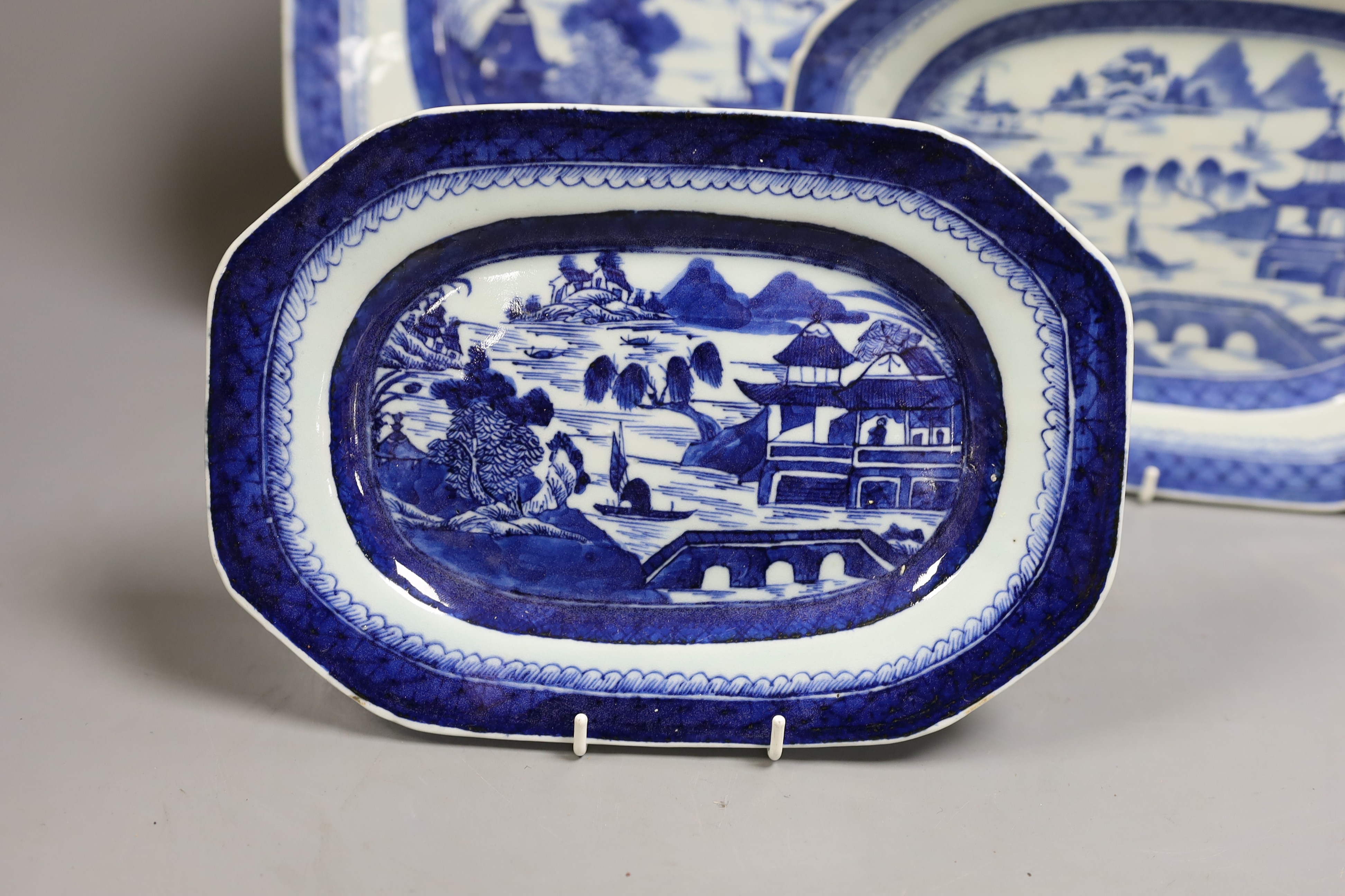 A graduated set of three Chinese Export blue and white meat dishes, Jiaqing, 38cm